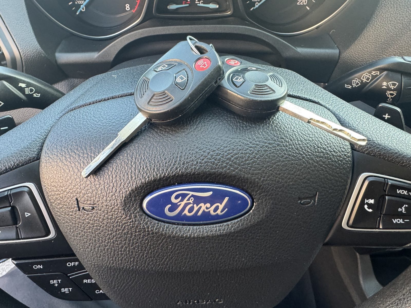 2017 Ford Escape SE AWD keys and steering wheel