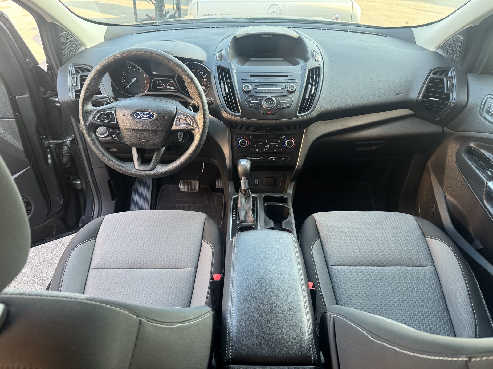 2017 Ford Escape SE AWD front cabin
