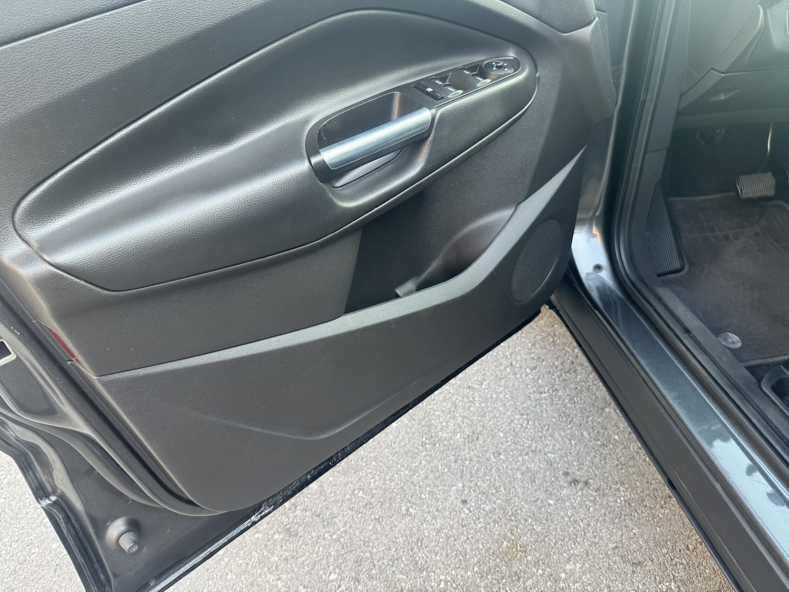 2017 Ford Escape SE AWD door panel detail