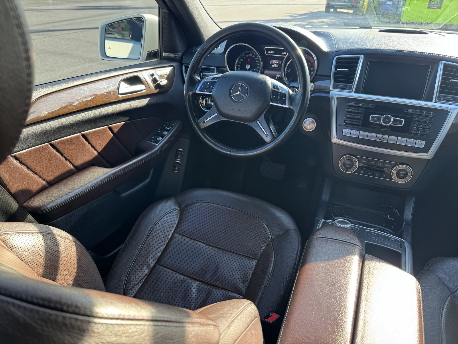 Driver cockpit and steering wheel