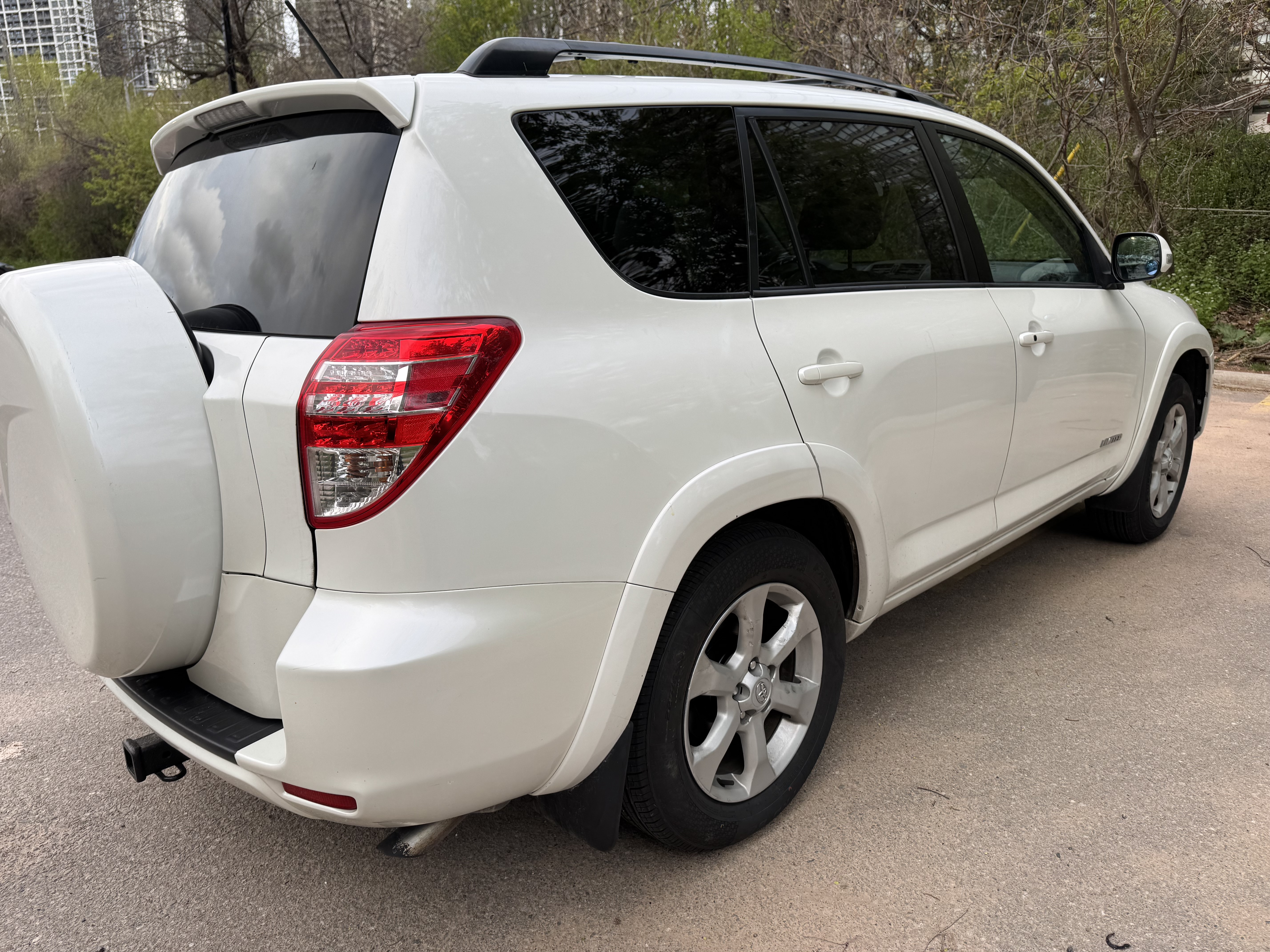 Rear exterior with spare tyre and tow hitch