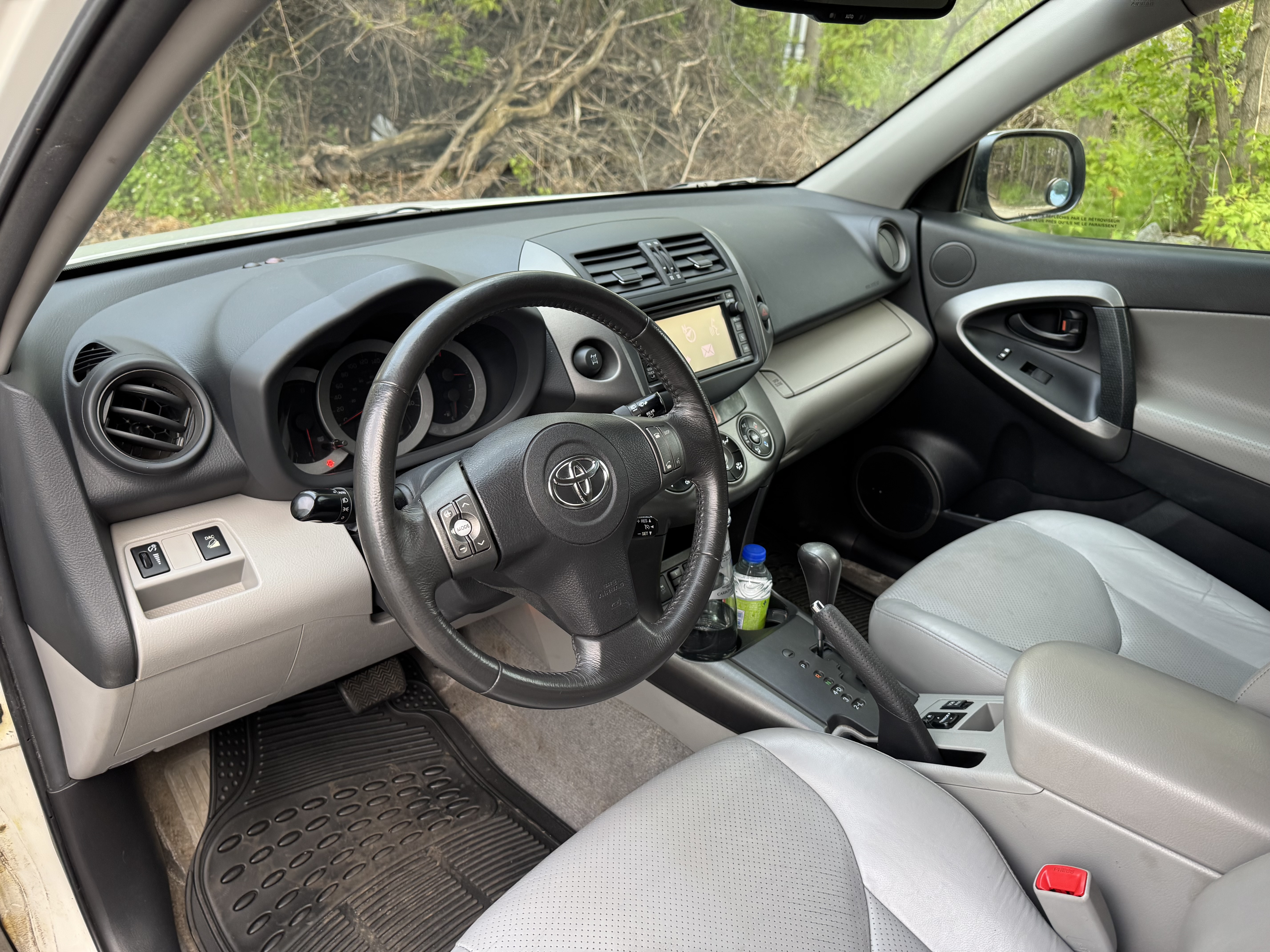 Driver cockpit and steering wheel